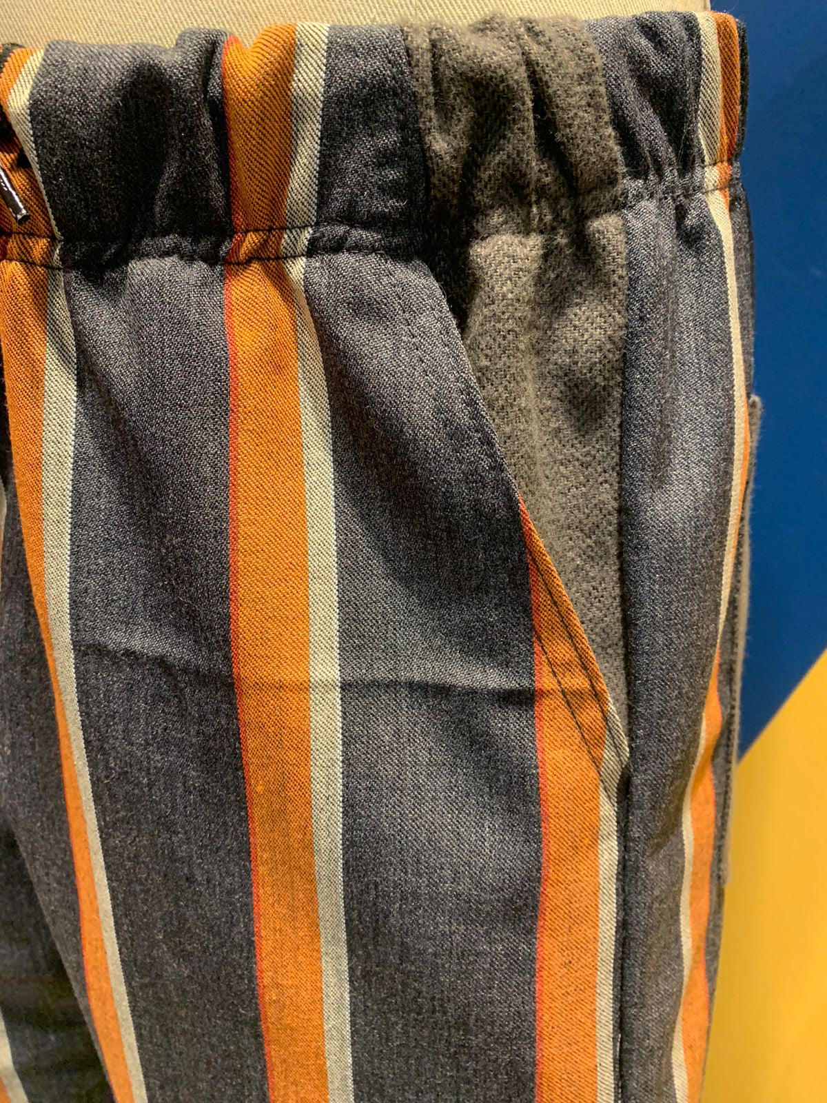Calça upcycling listrada azul e laranja