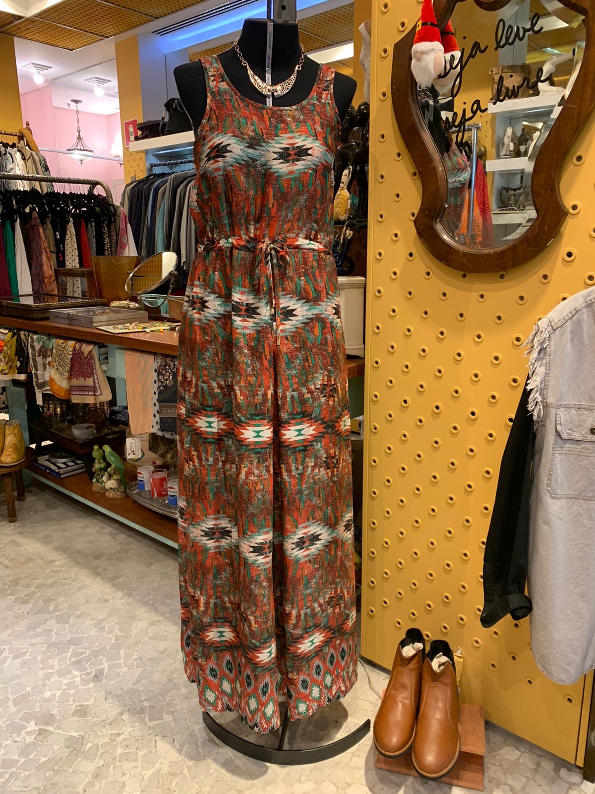 Vestido longo estampado com ajuste na cintura