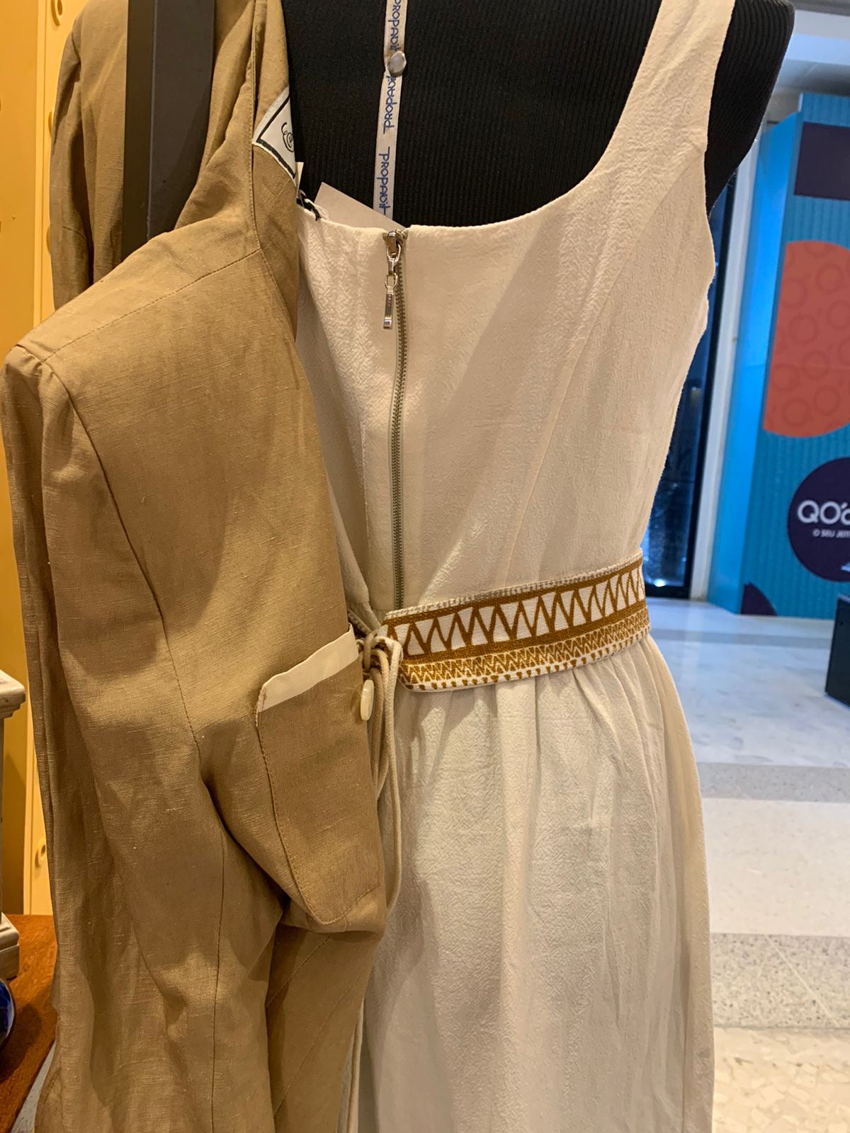 Vestido branco com detalhes na barra