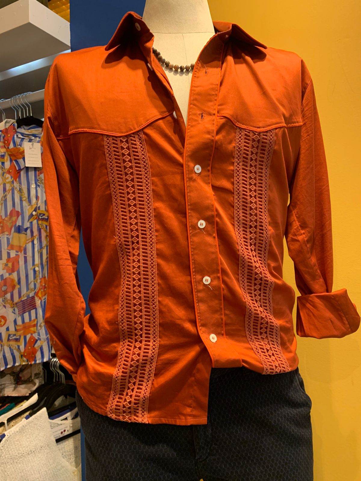 Camisa laranja queimado