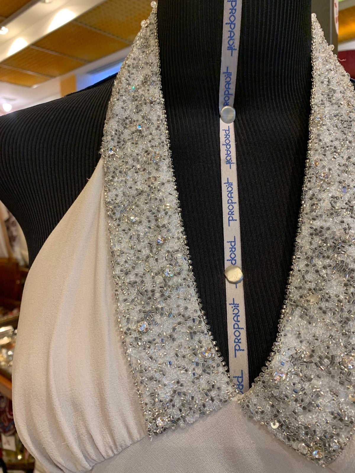 Vestido de seda bordado com canutilhos