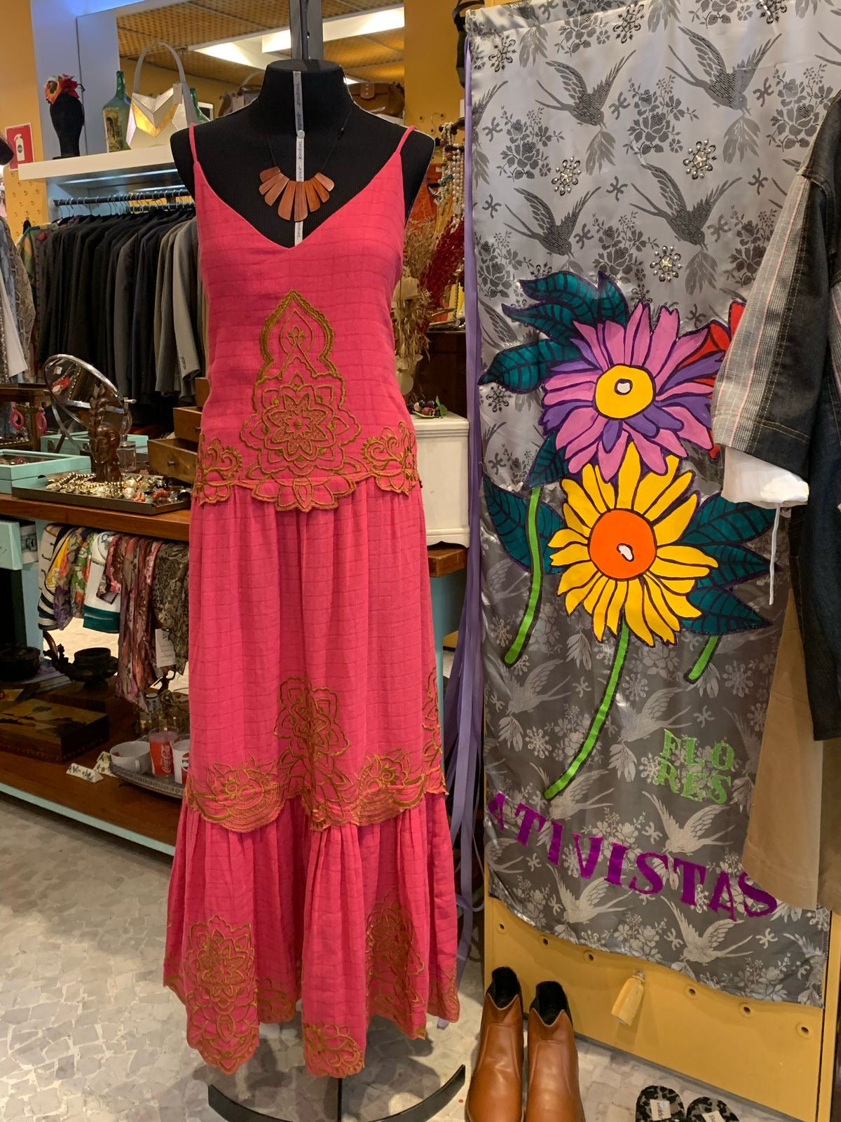 Vestido de linho pink com bordados dourado