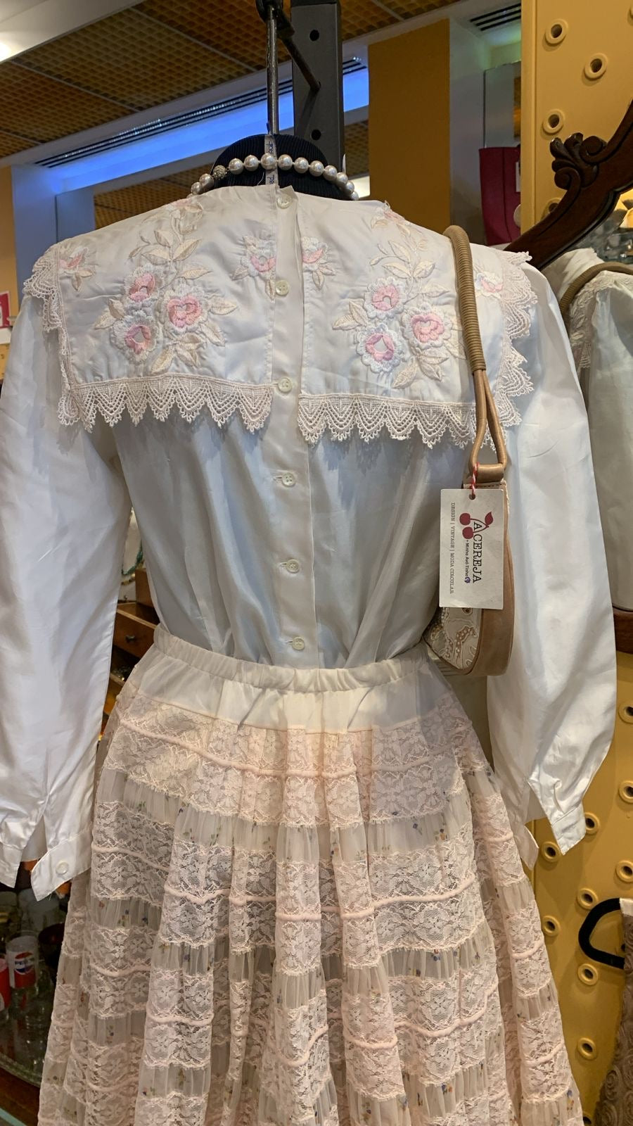 Blusa branca vintage bordada