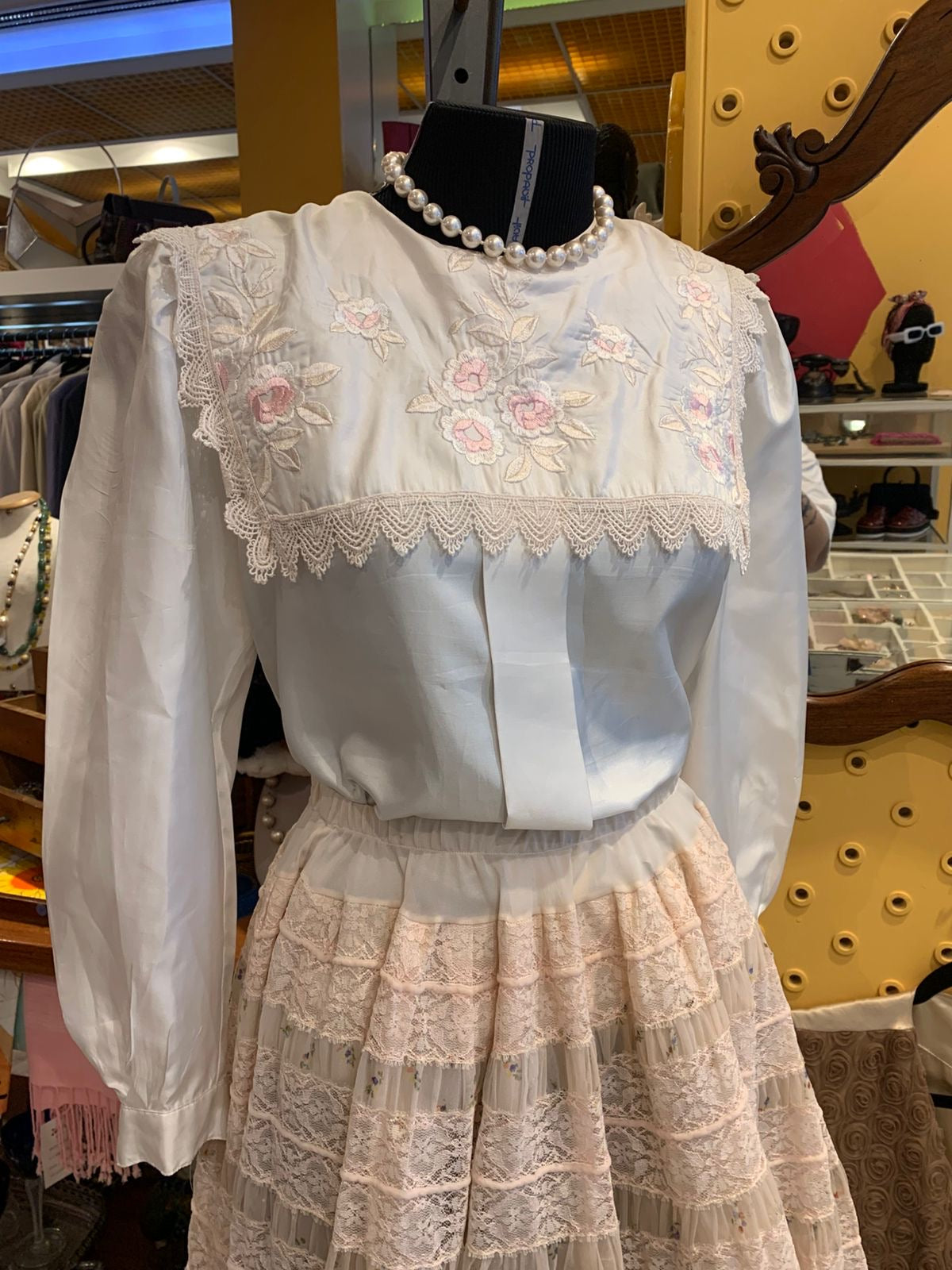Blusa branca vintage bordada