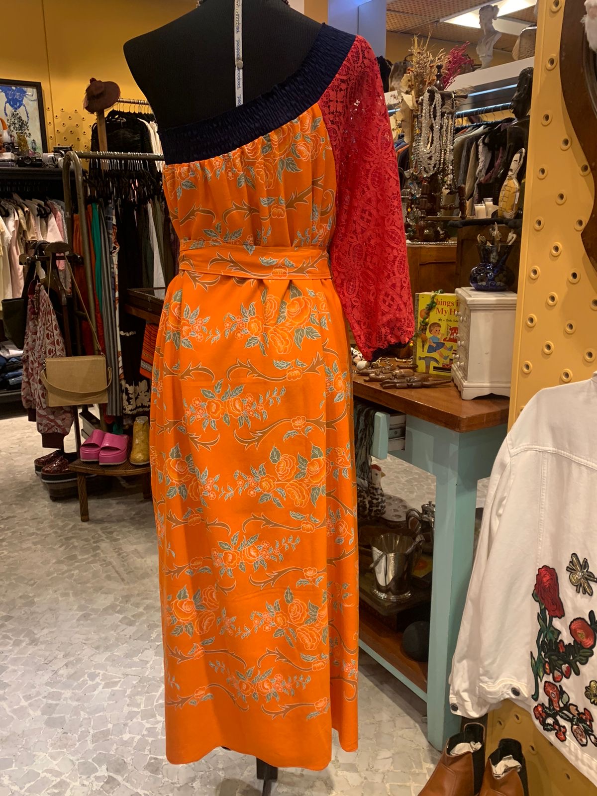 Vestido upcycling mide laranja com estampa floral