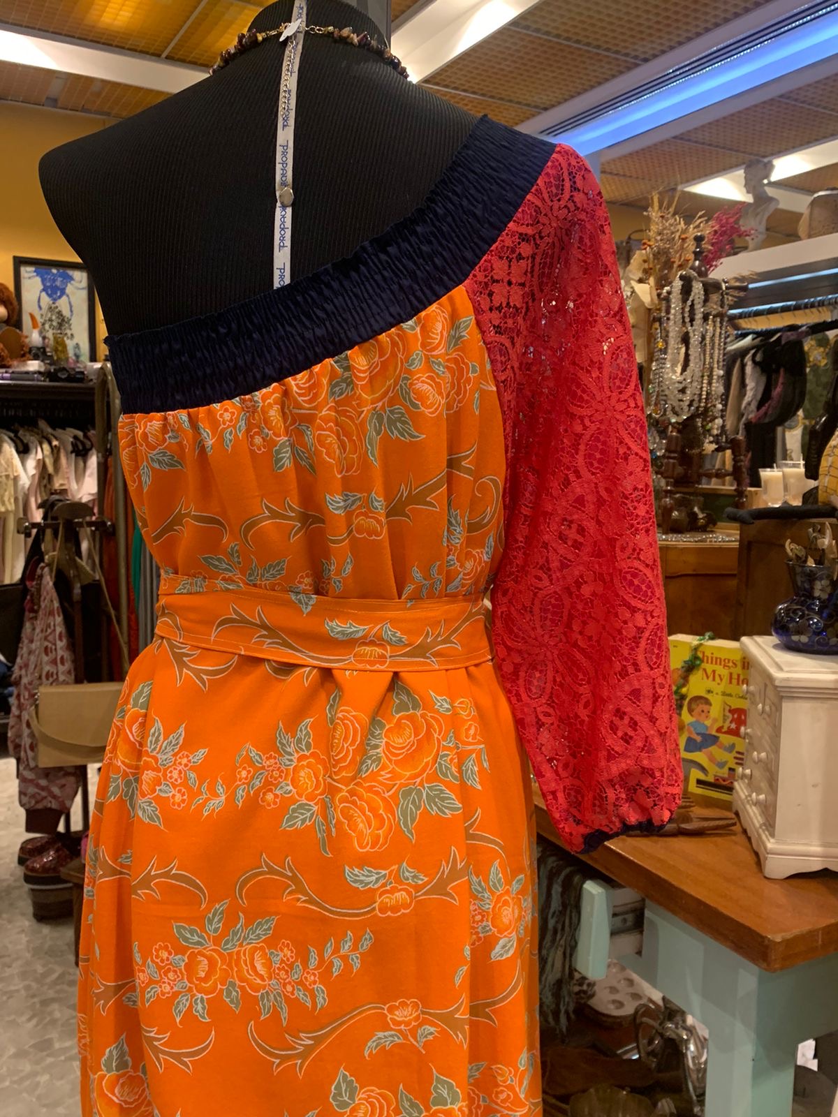 Vestido upcycling mide laranja com estampa floral