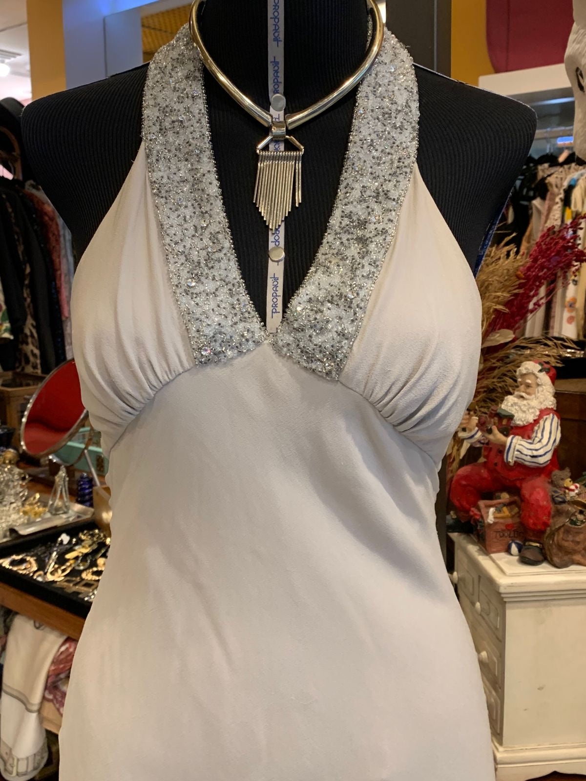 Vestido de seda bordado com canutilhos