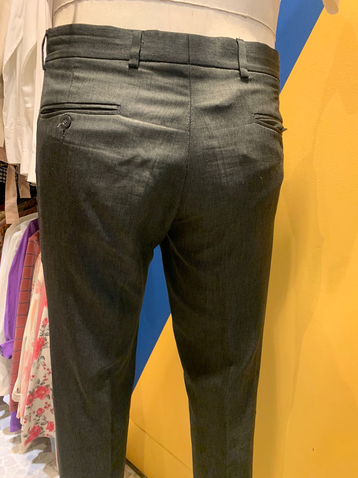 Calça de alfaiataria chumbo