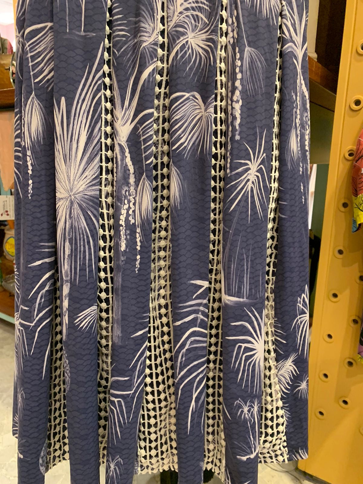 Saia azul com renda