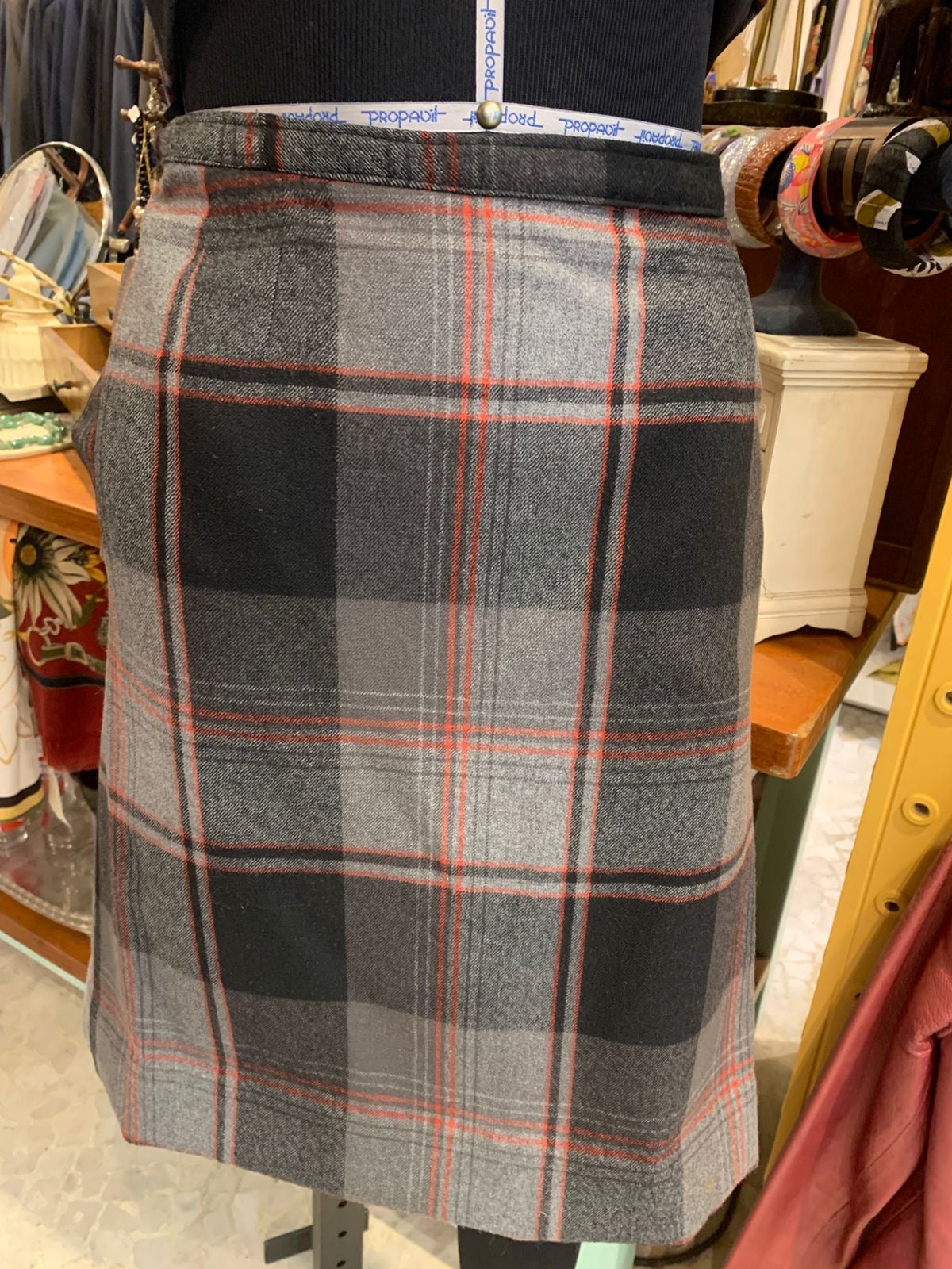 Conjunto tipo colete e saia de lã