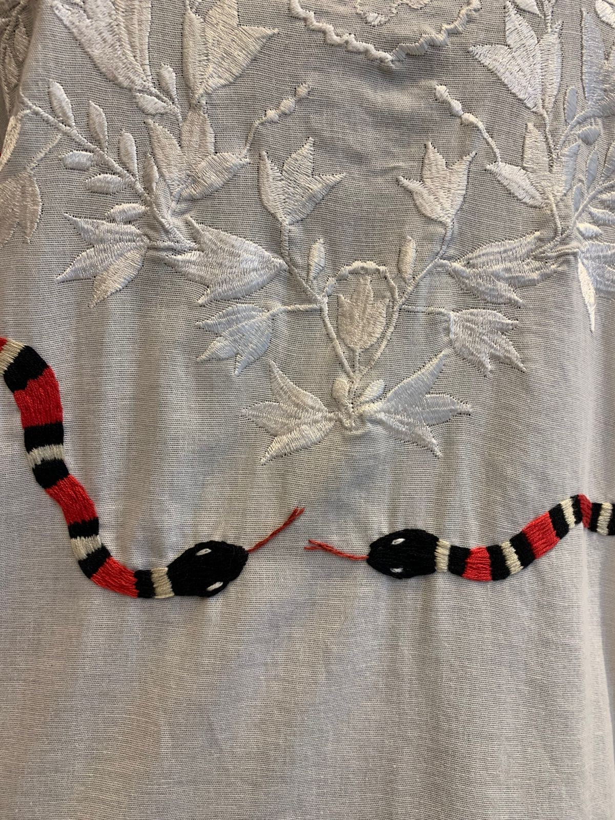 Vestido bordado a mão