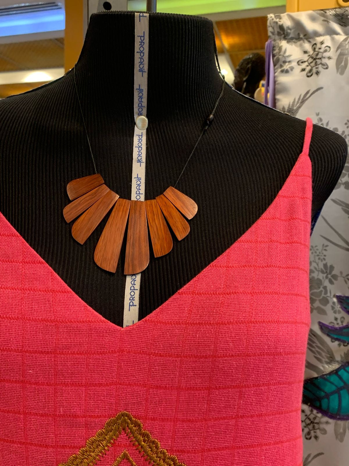 Vestido de linho pink com bordados dourado