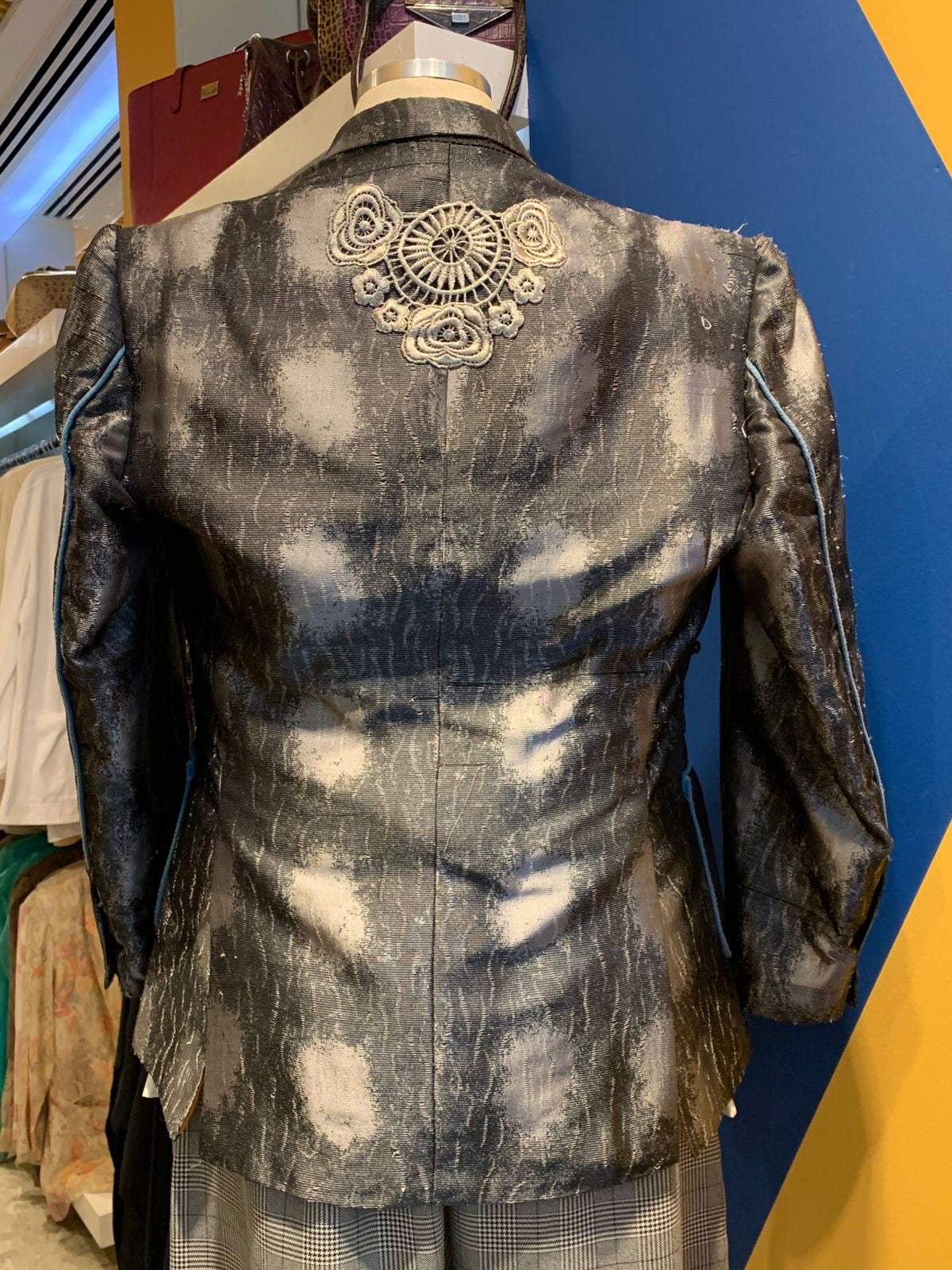 Blazer prateado bordado