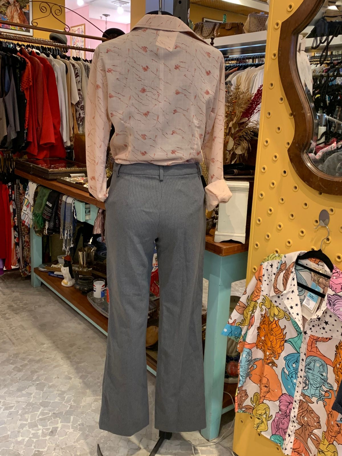 Calça cinza risca de giz