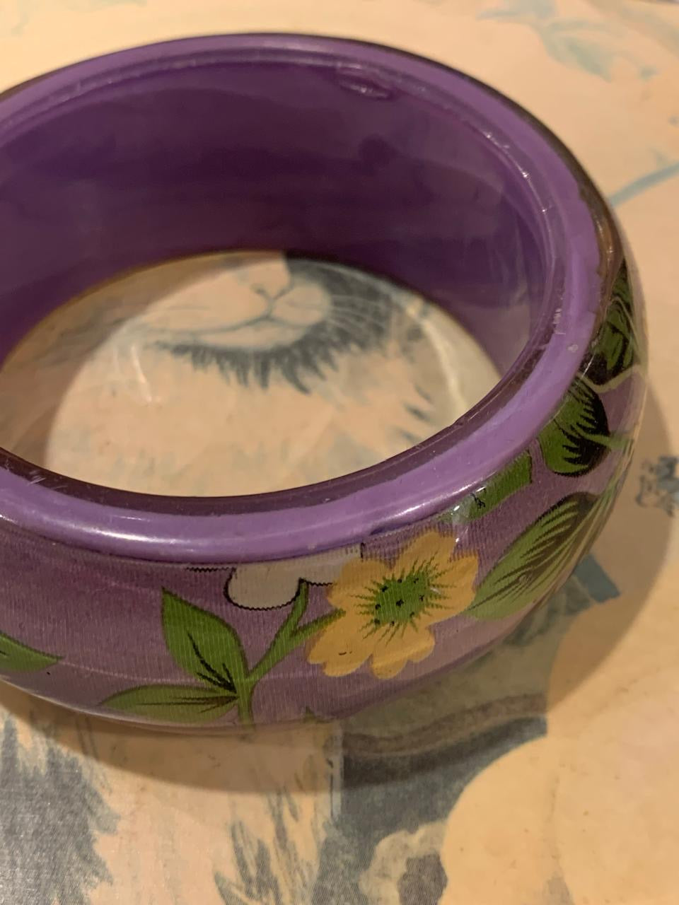 Pulseira de acrílico lilás com desenho floral
