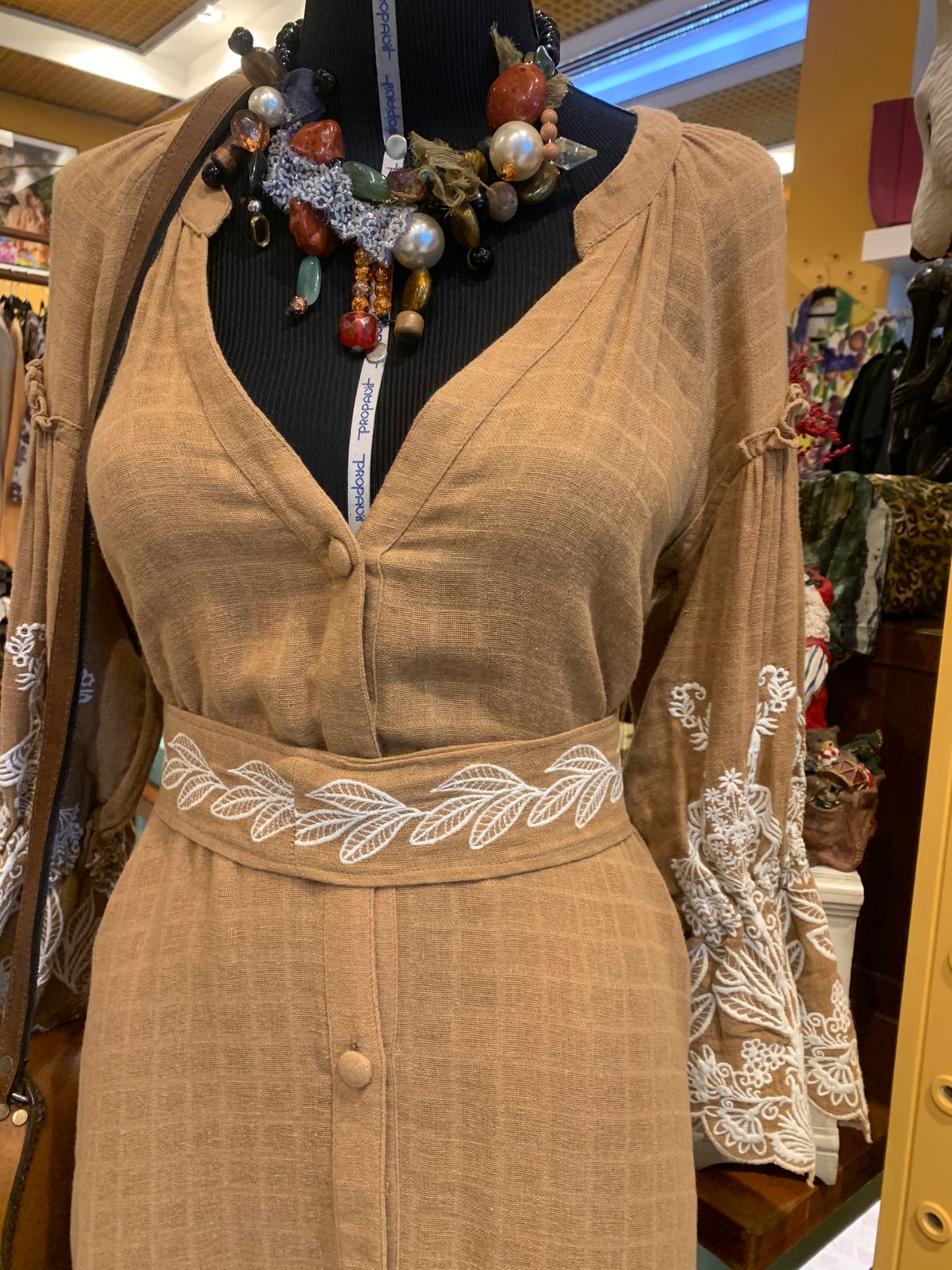 Vestido de algodão natural sem tingimento e bordado