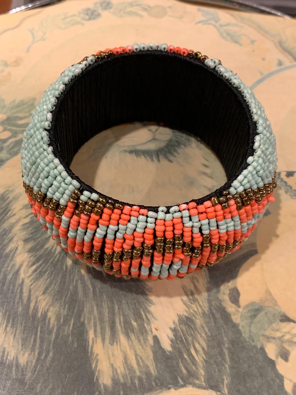 Pulseira grossa em trama e miçangas