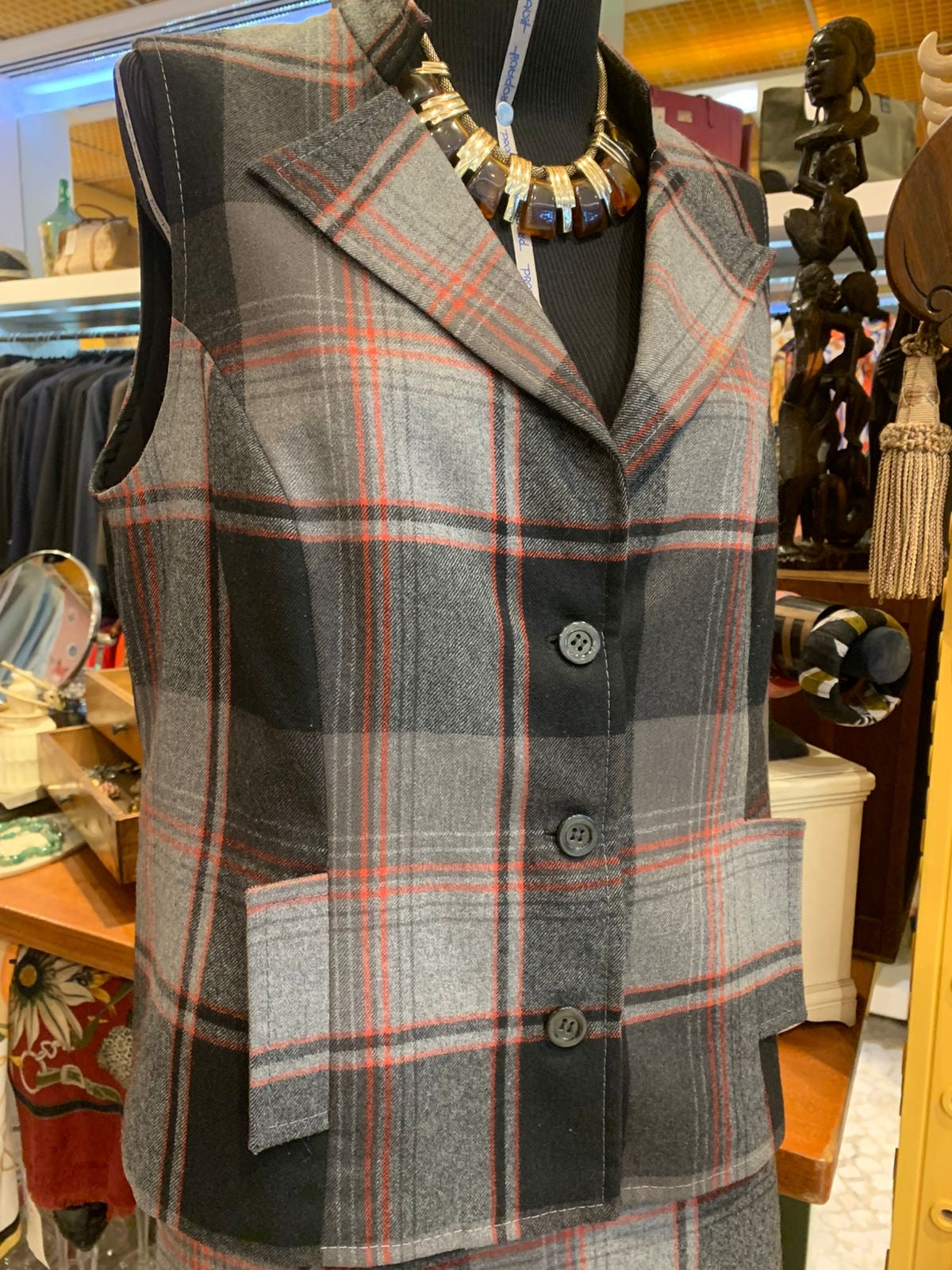 Conjunto tipo colete e saia de lã