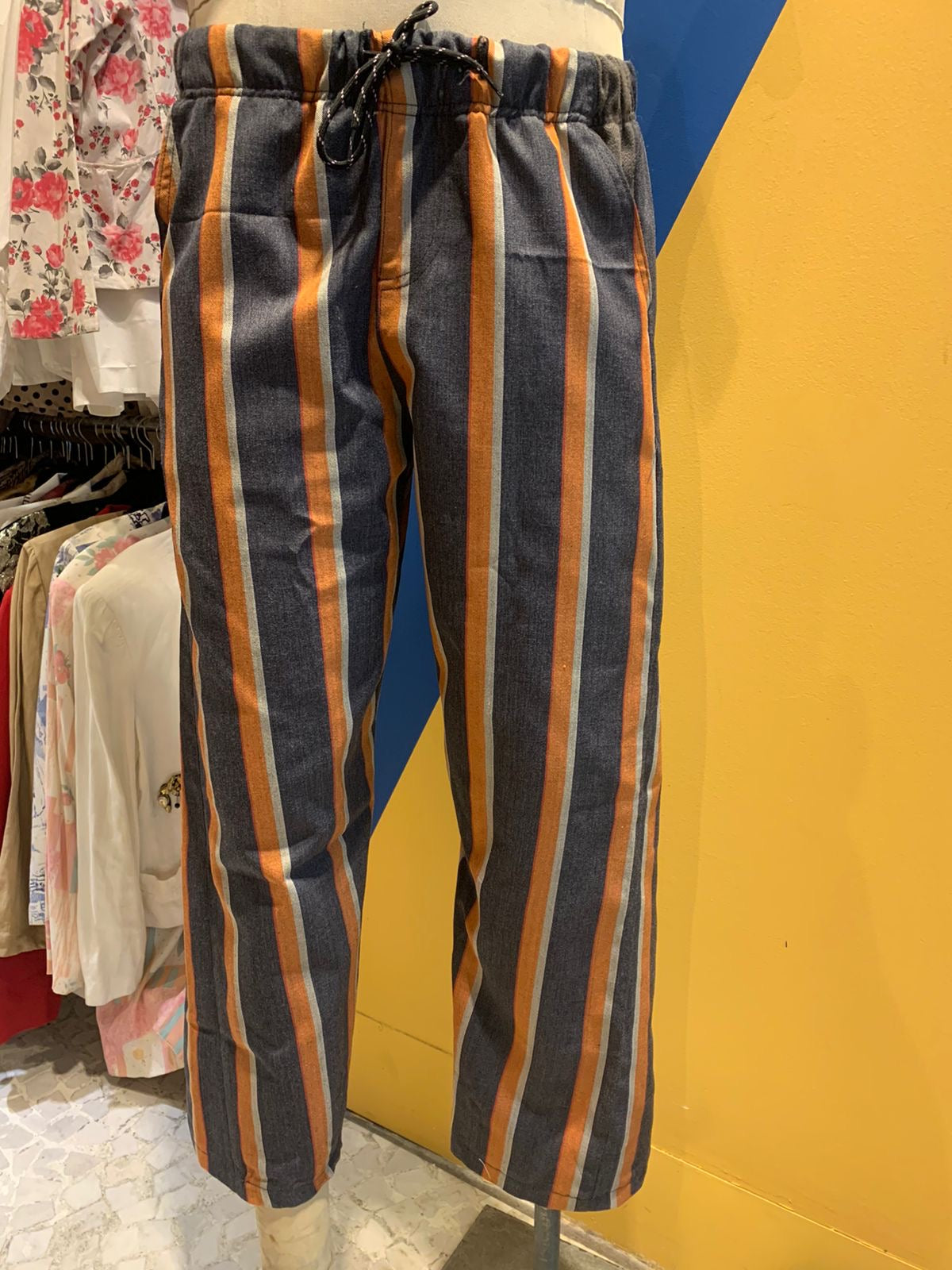 Calça upcycling listrada azul e laranja