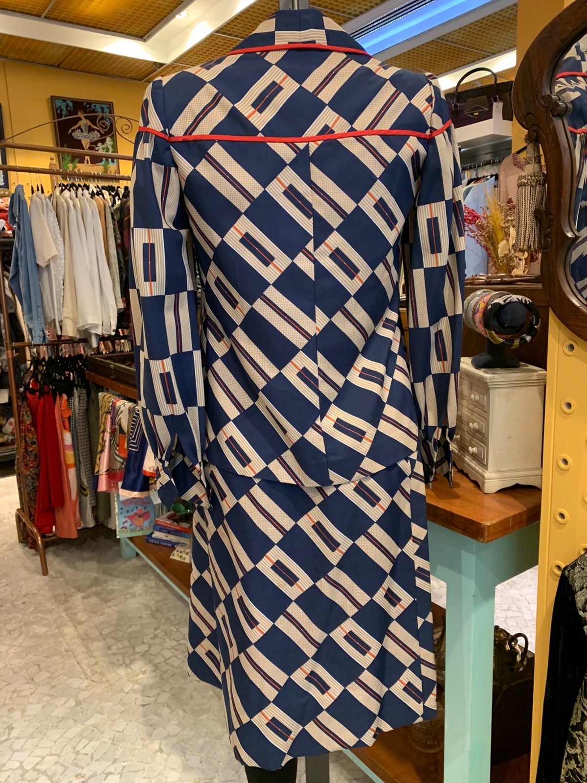 Conjunto azul e branco
