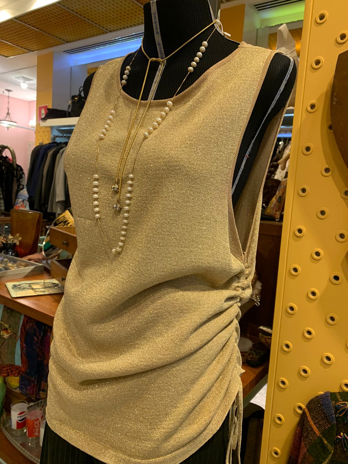 Blusa alça grossa nude com glitter e detalhes em elástico