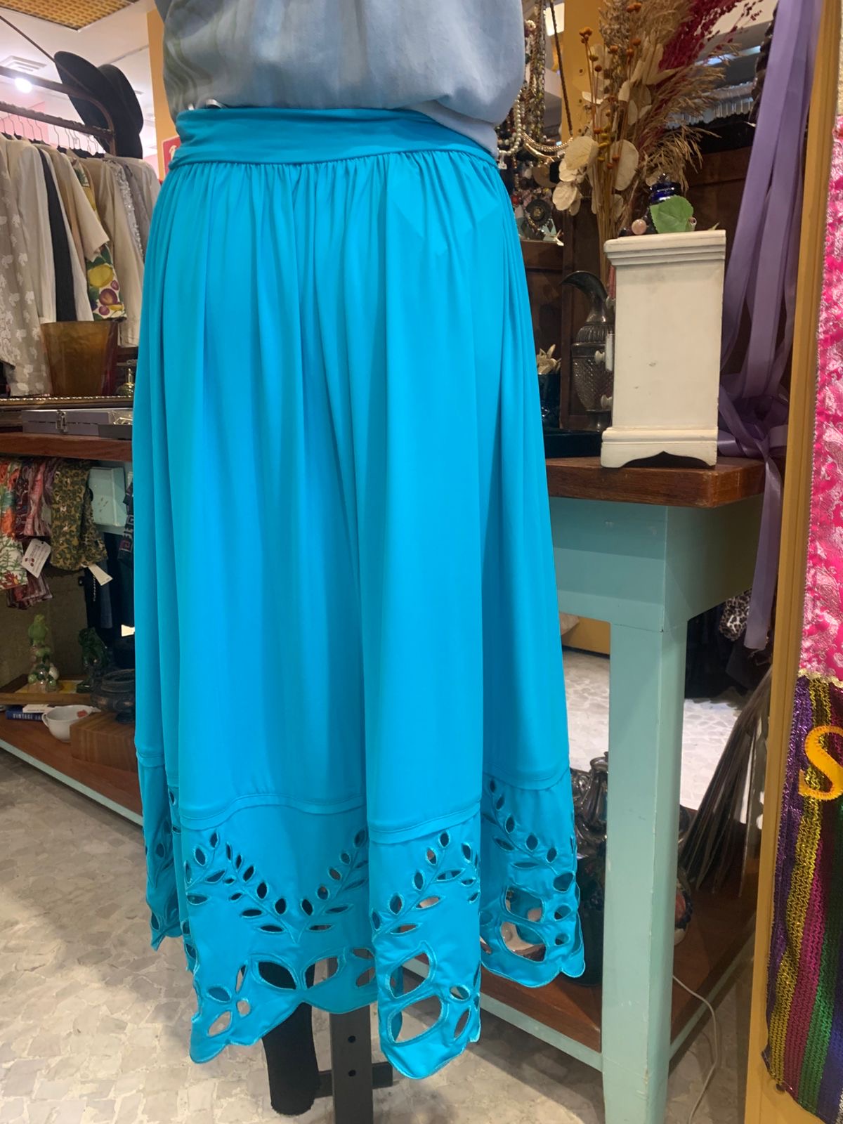 Saia azul com detalhes na barra