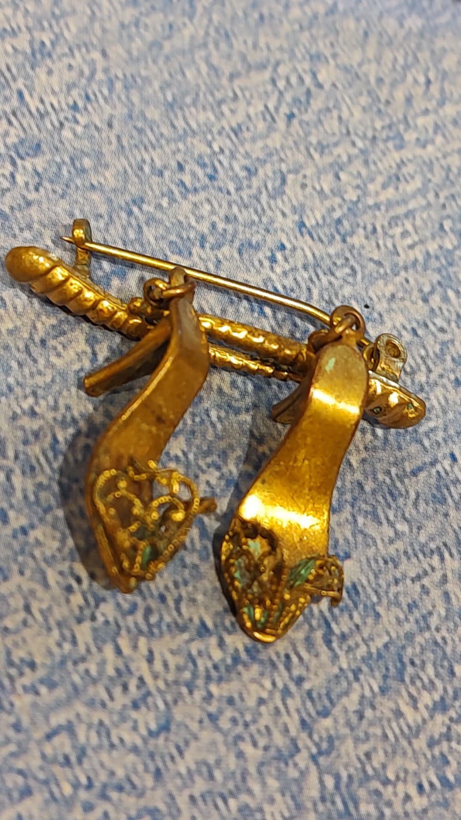 Broche dourado sapatinhos
