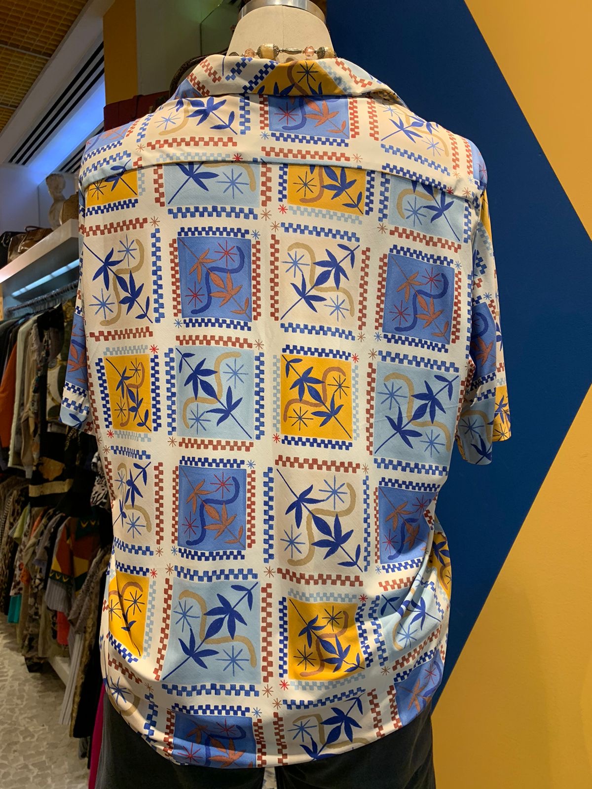 Camisa azul e amarelo estampada