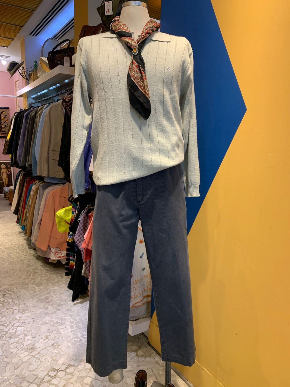 calça cinza médio
