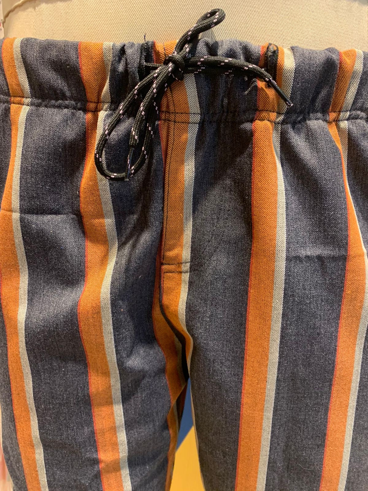 Calça upcycling listrada azul e laranja