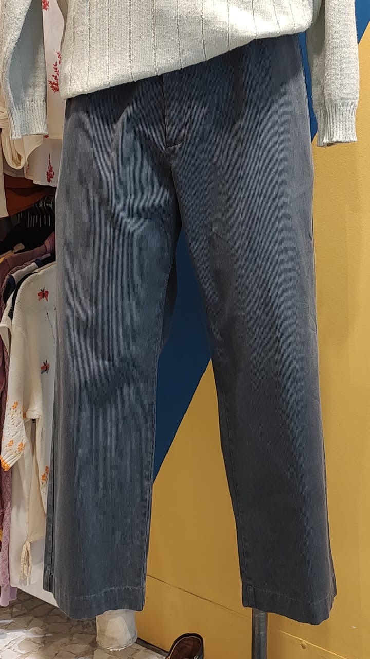 calça cinza médio