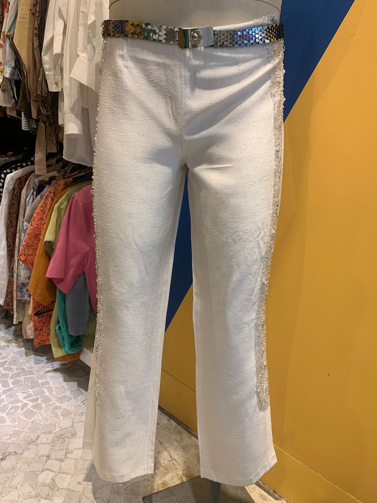 Calça branca com lantejoulas do lado e fenda