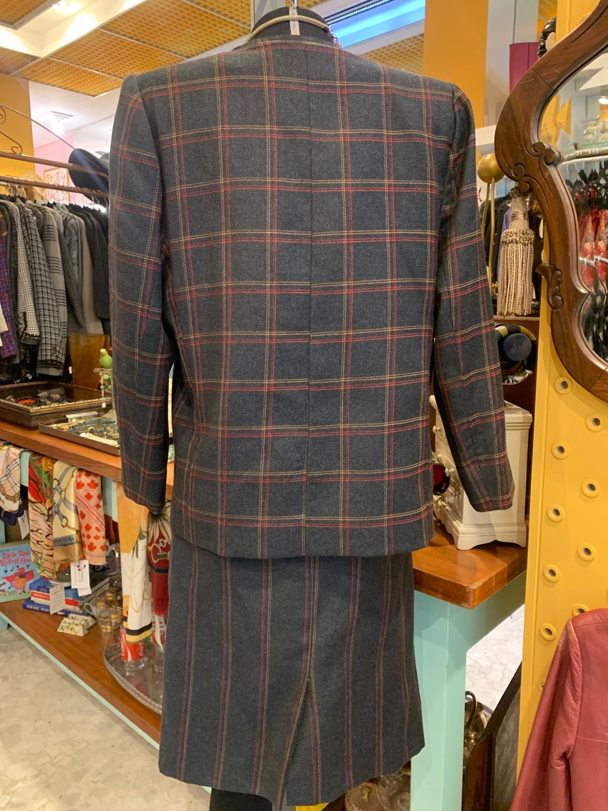 Conjunto de lã xadrez com saia de listra
