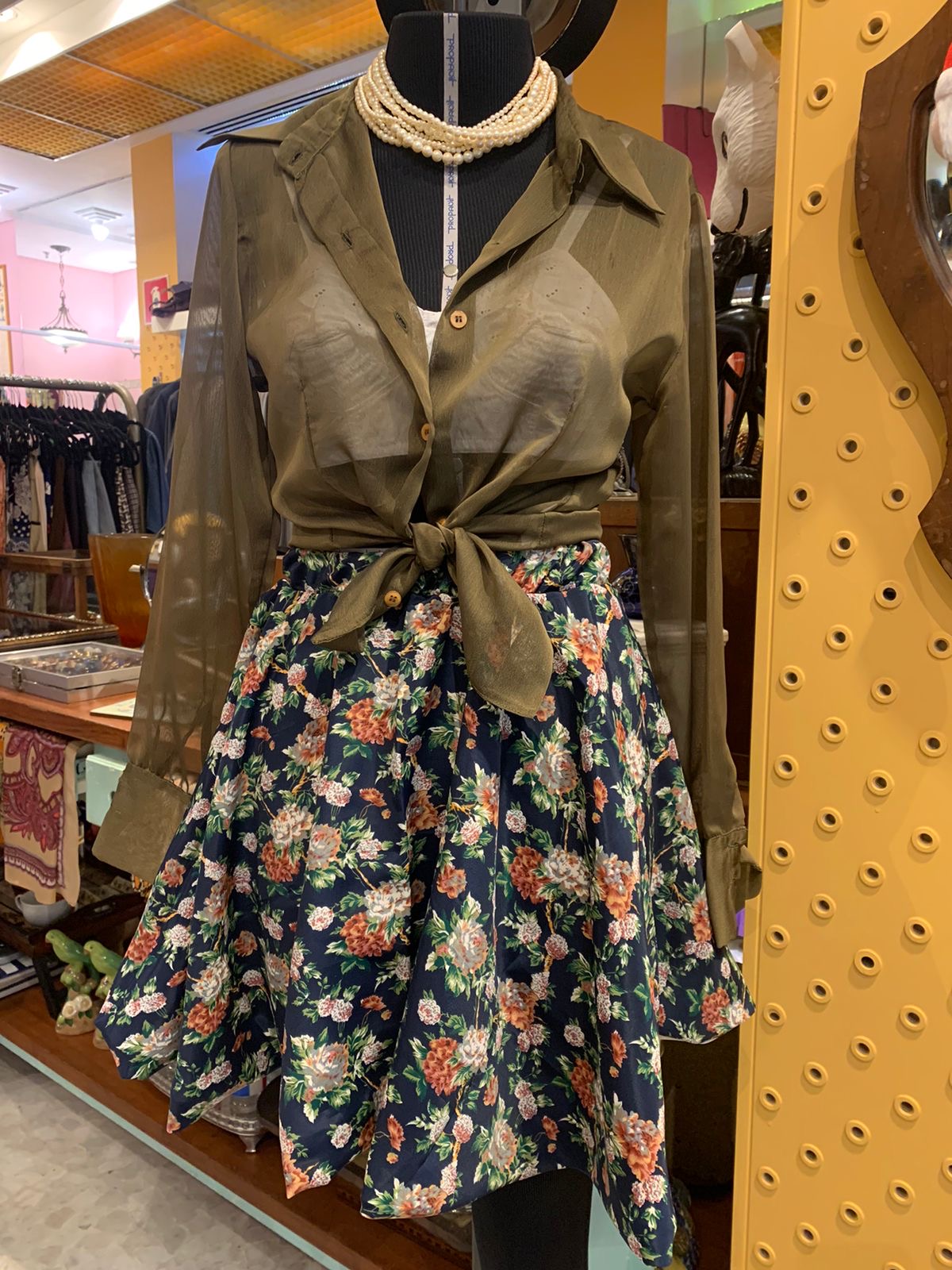 Camisa verde cintilante com transparência