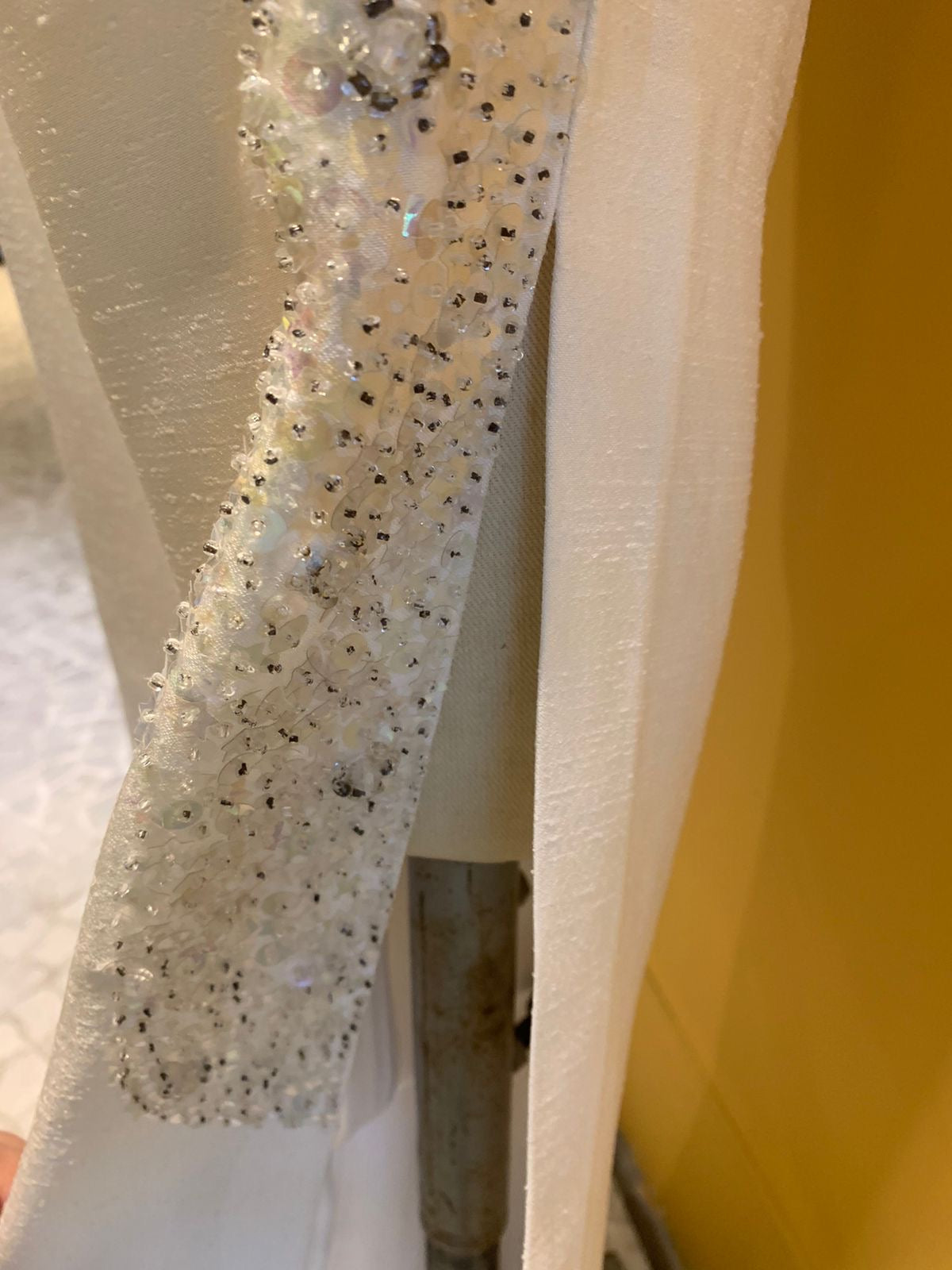 Calça branca com lantejoulas do lado e fenda