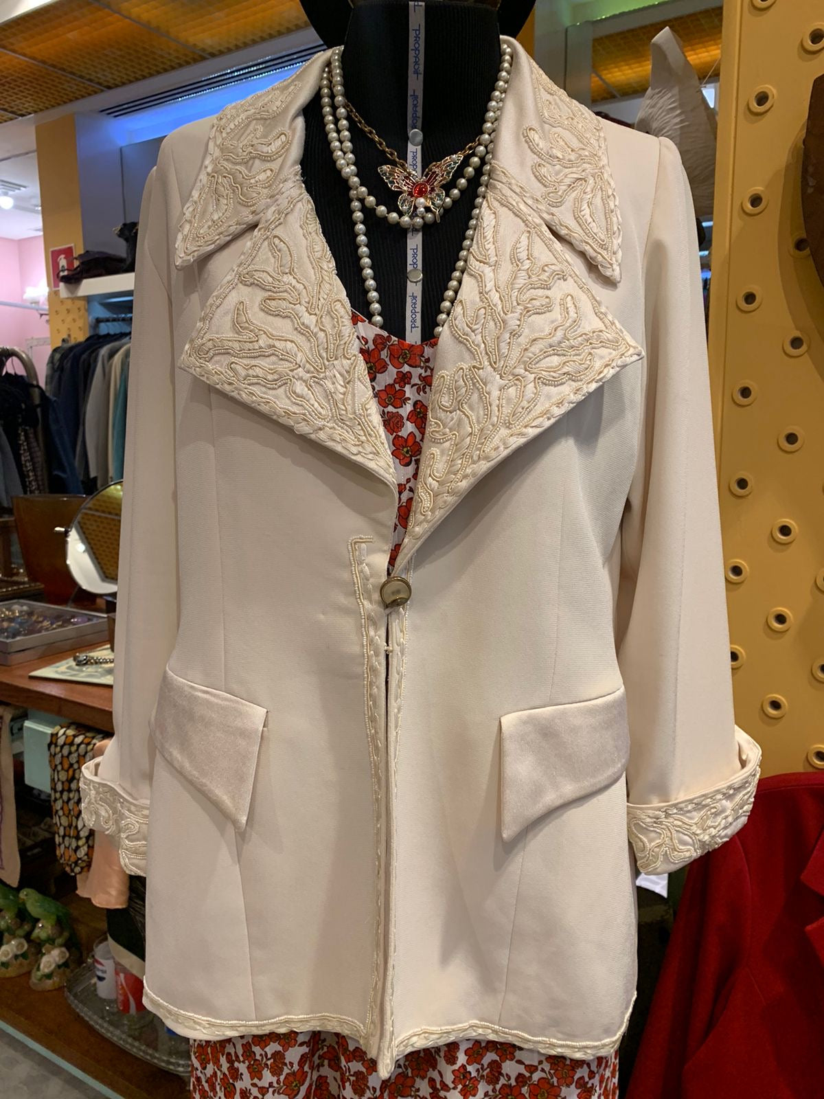 Blazer vintage off white com gola e punho bordado em canutilhos