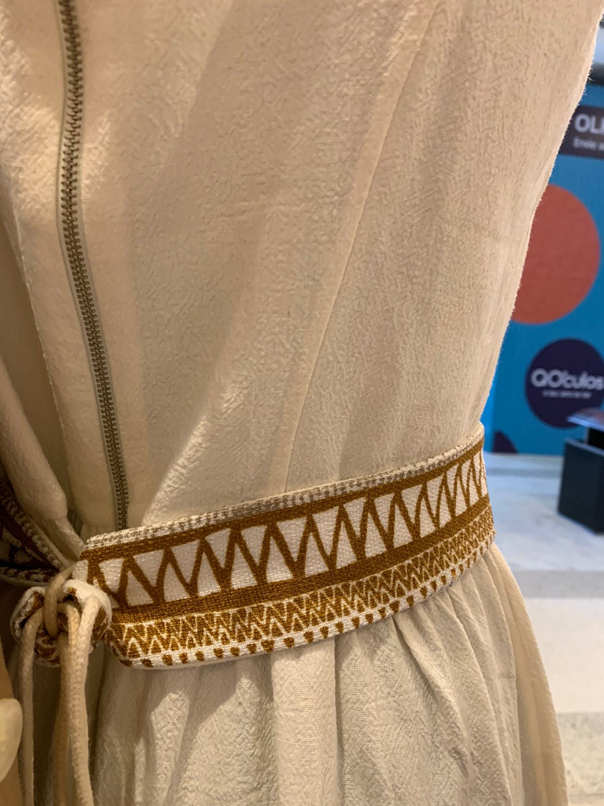 Vestido branco com detalhes na barra