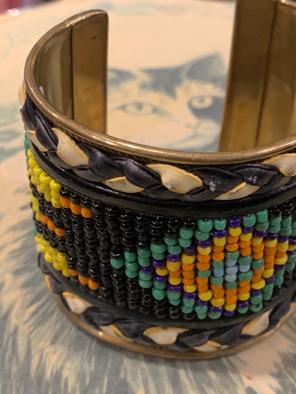 Pulseira grossa vazada bordada com miçangas pretas