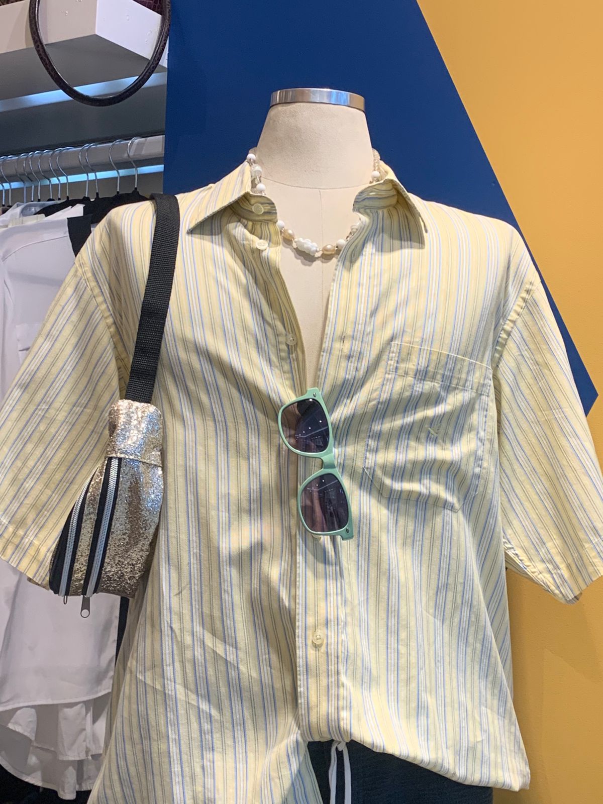 Colar de miçangas claras