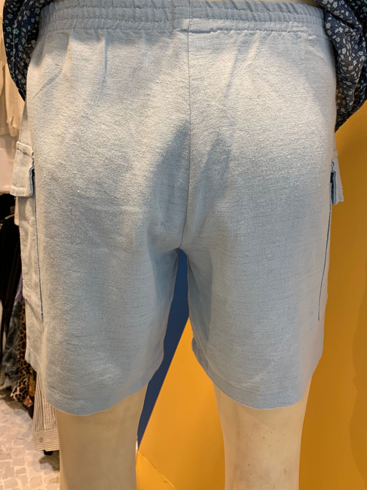 Bermuda branca com bolso lateral