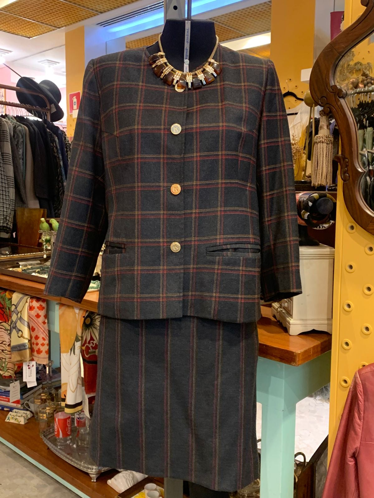 Conjunto de lã xadrez com saia de listra