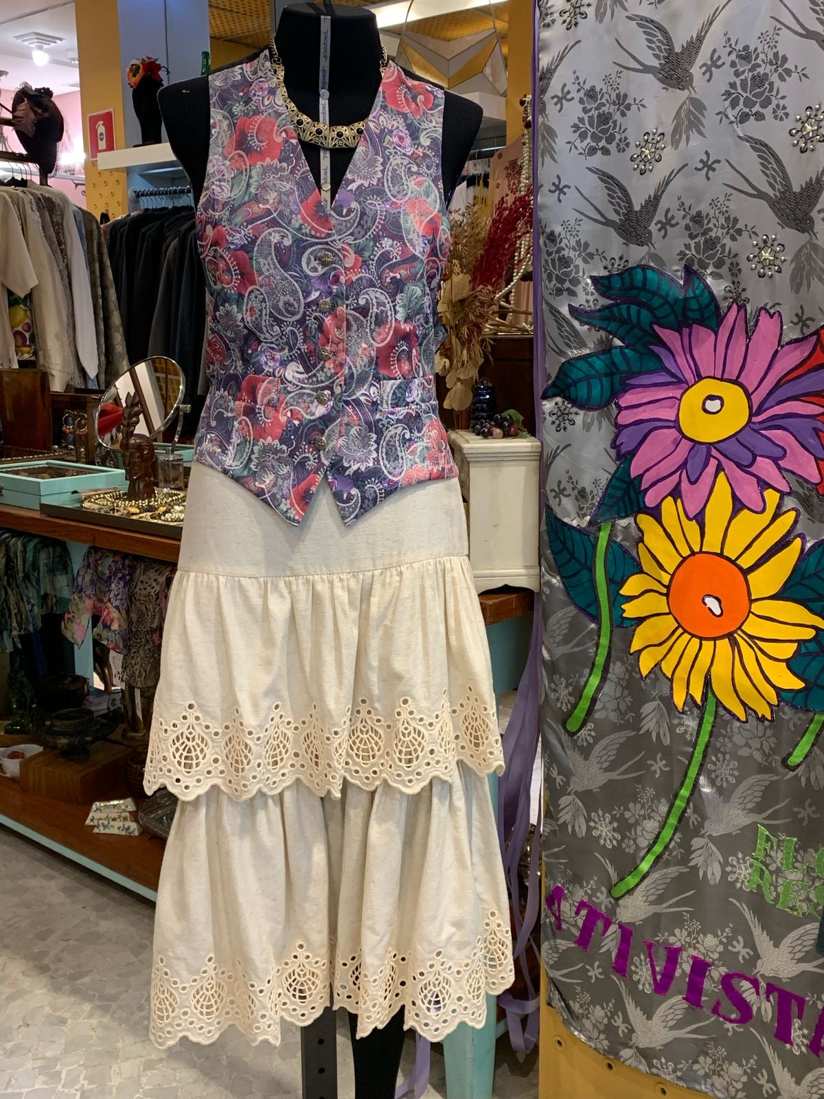 Saia vintage de renda e babados