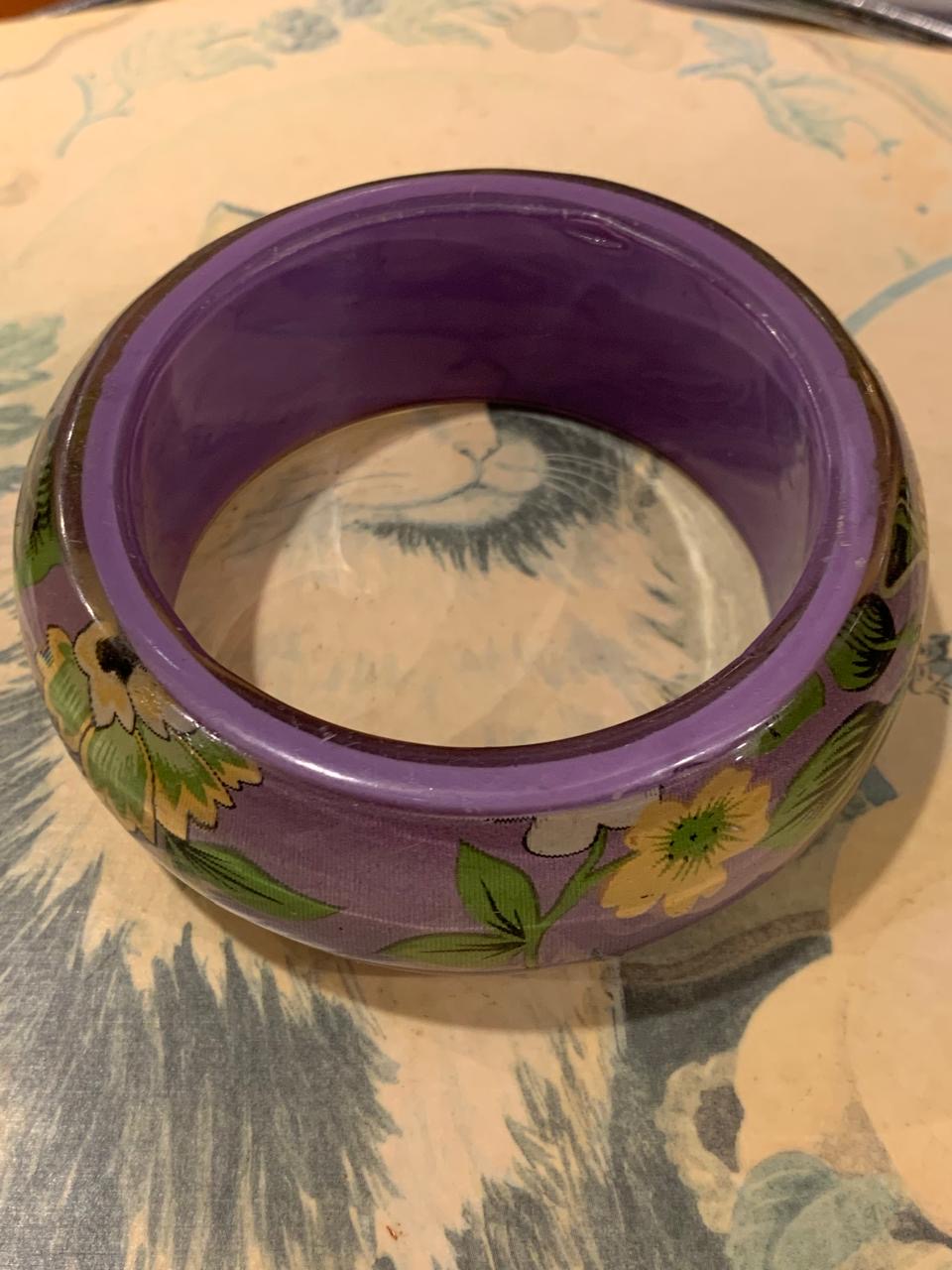 Pulseira de acrílico lilás com desenho floral