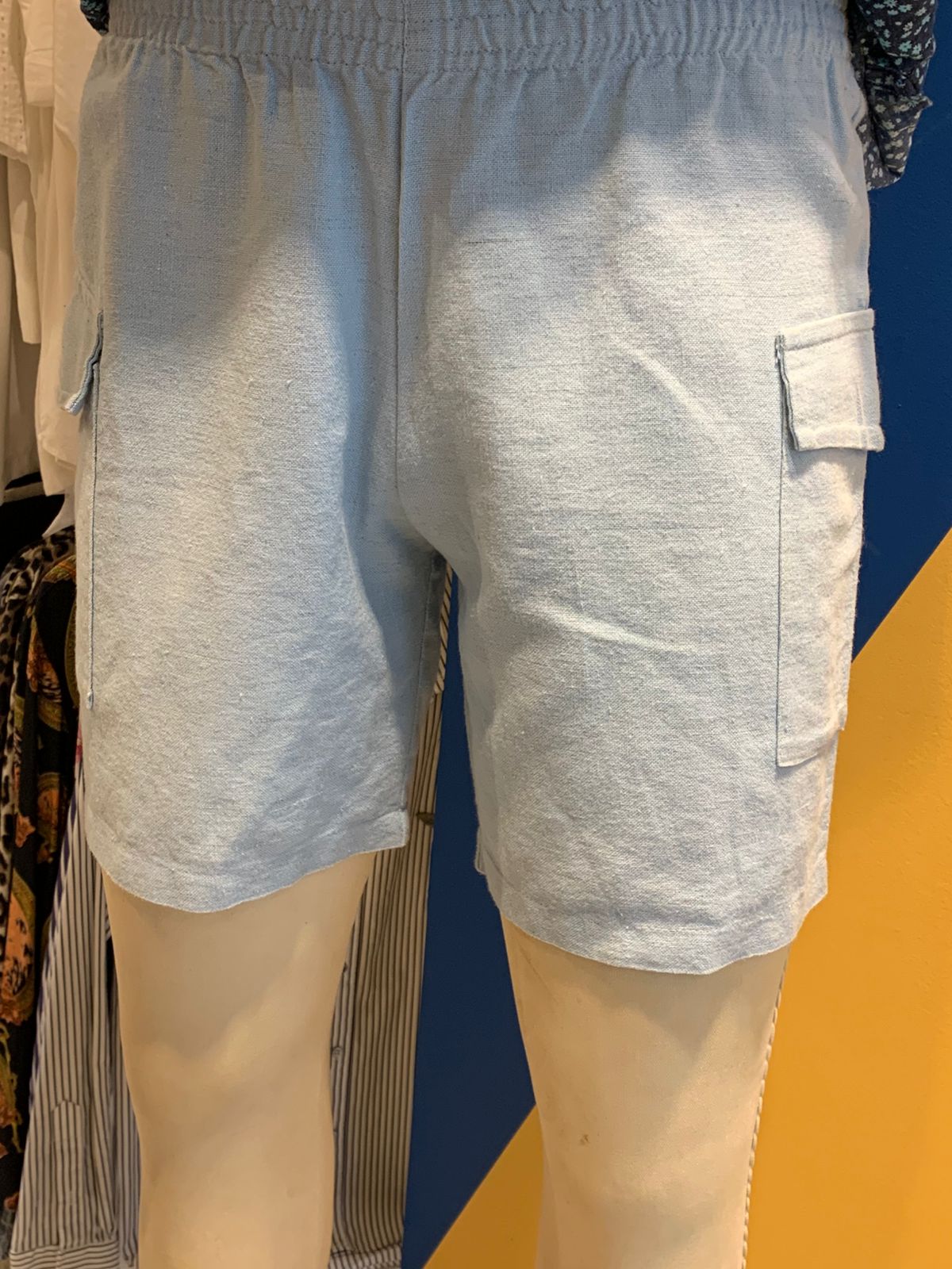 Bermuda branca com bolso lateral
