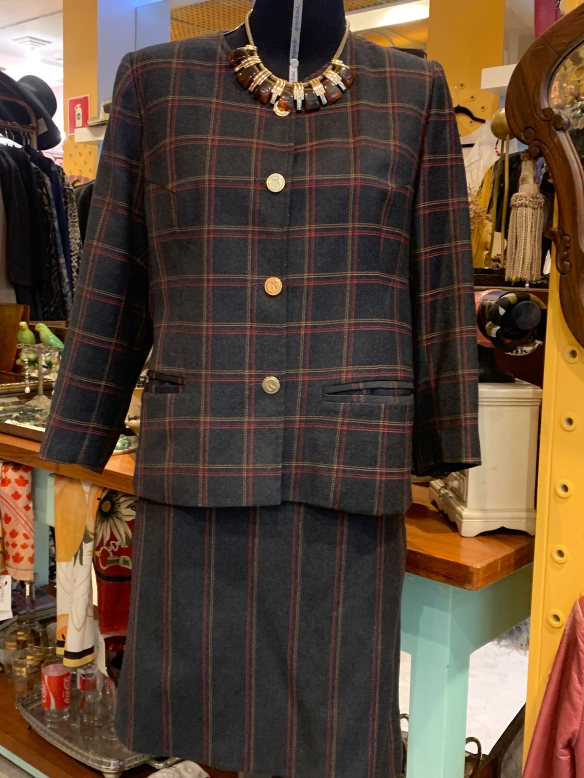 Conjunto de lã xadrez com saia de listra
