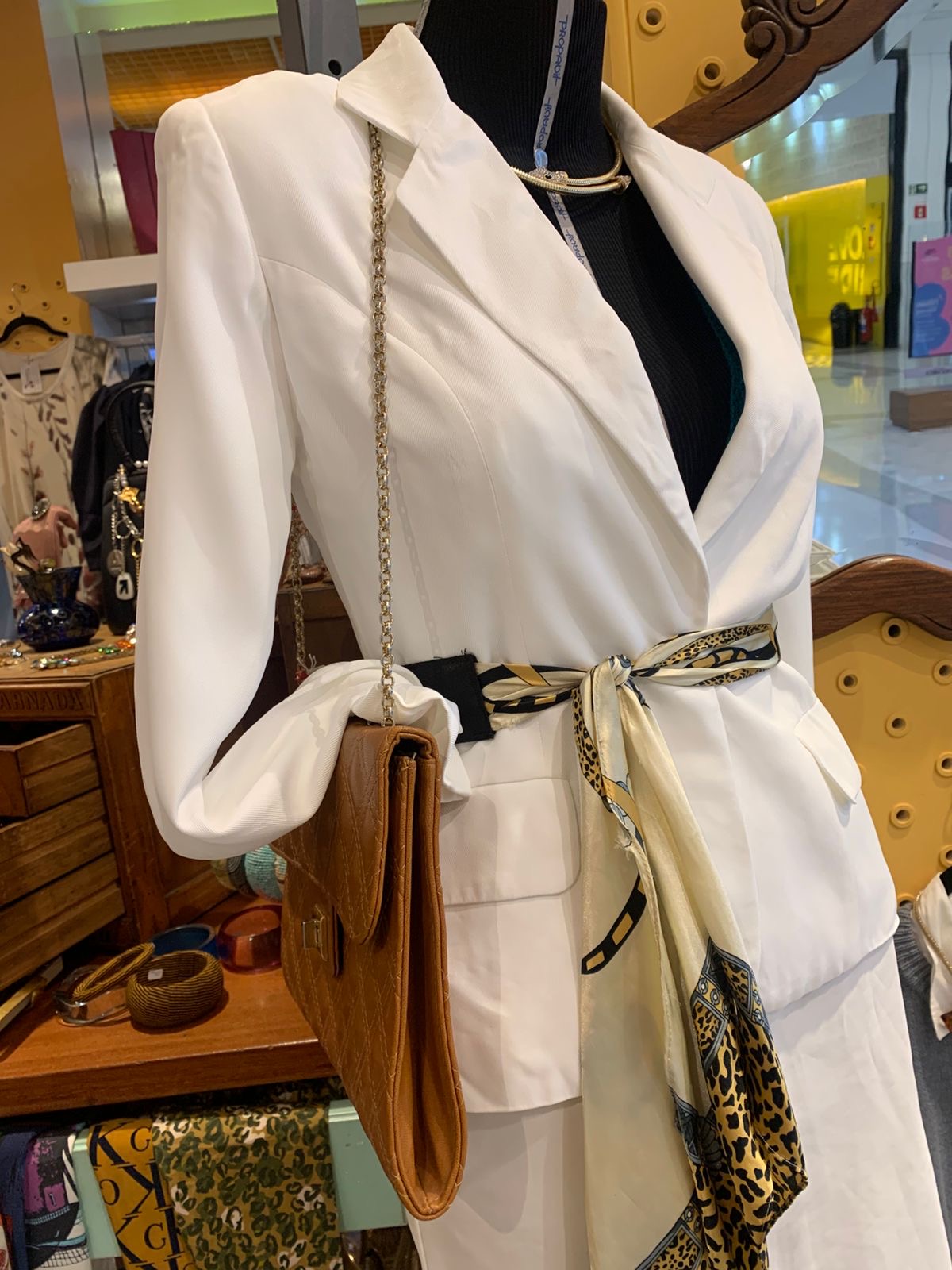 Conjunto branco de alfaiataria