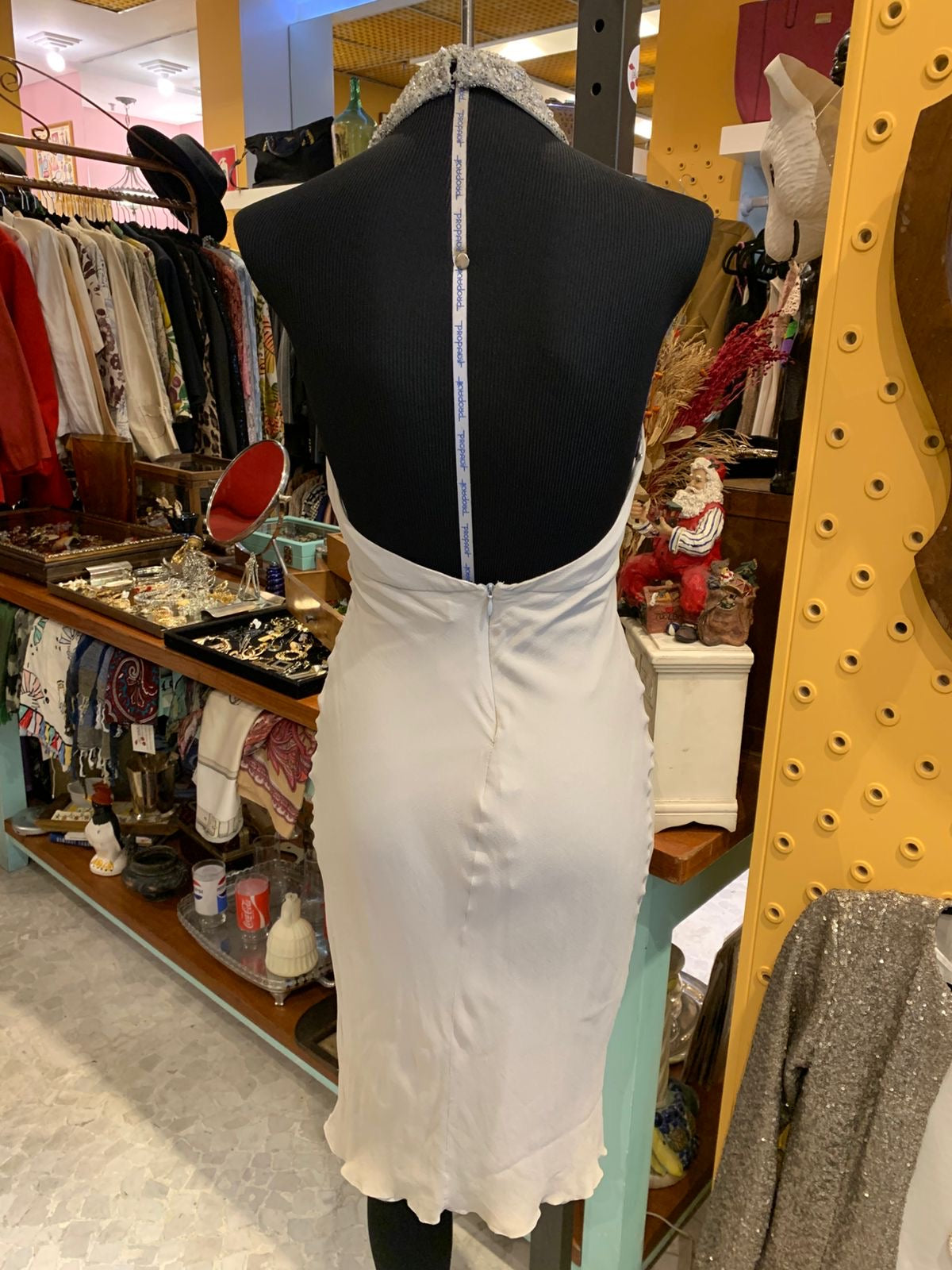Vestido de seda bordado com canutilhos