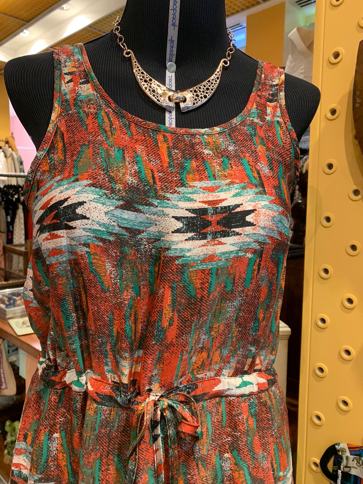 Vestido longo estampado com ajuste na cintura