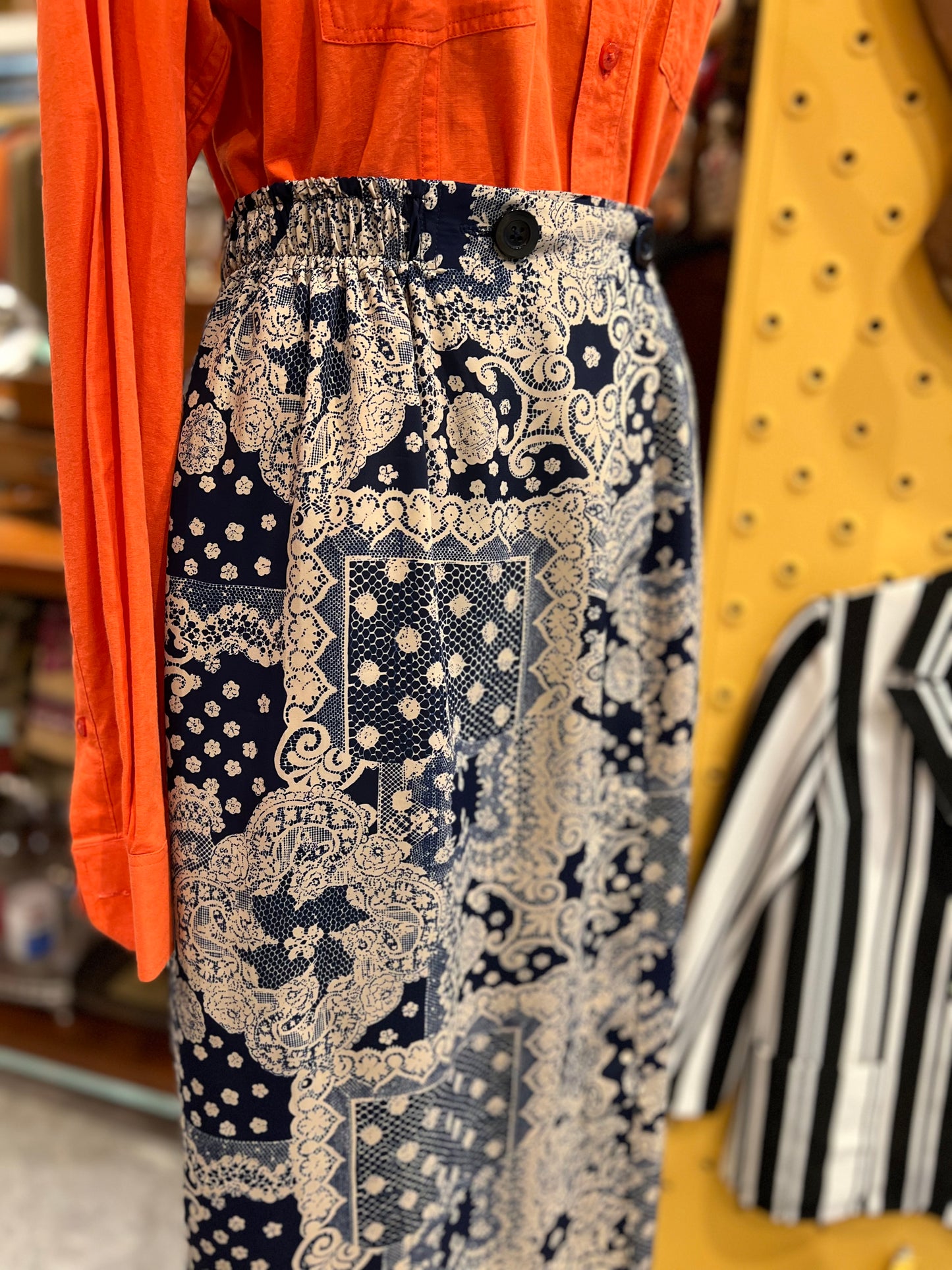 Saia mide azul estampada