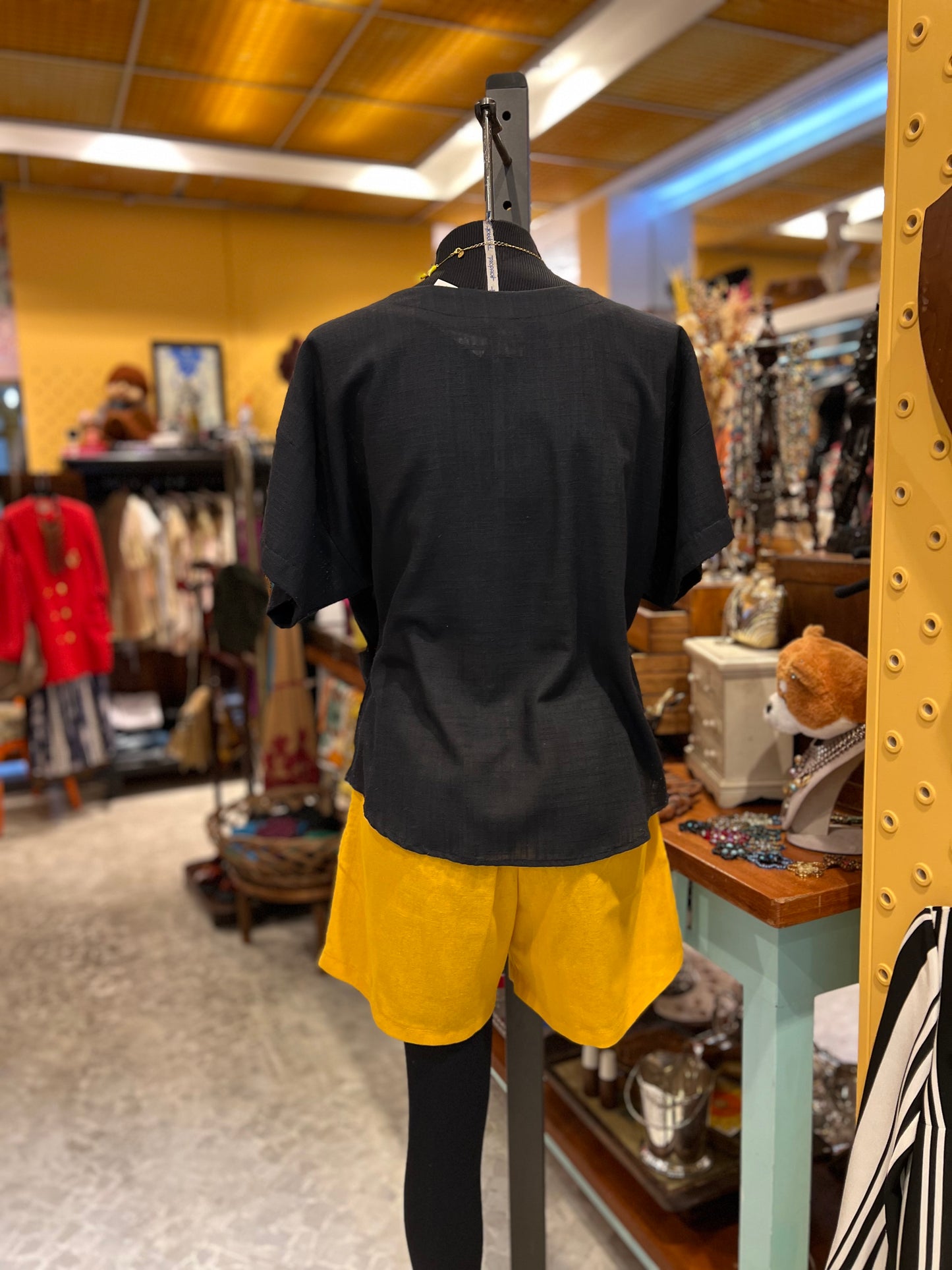 Blusa preta de linho com bordado de frutas